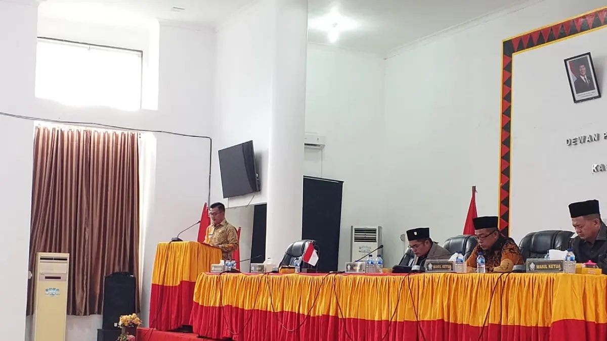 Bupati Nisel, Sokhiatulo Laia pada saat membacakan pendapat akhir dihadapan pimpinan dan anggota DPRD. (Eriusman Duha/Sumut Pos)