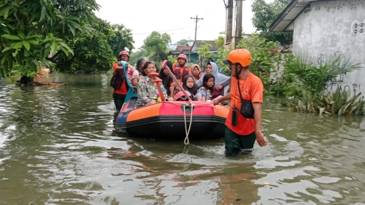 EVAKUASI: Personel BPBD Medan saat mengevakuasi warga Kelurahan Besar, Medan Labuhan karena banjir, Rabu (9/9/2026). (Dok: BPBD Medan)