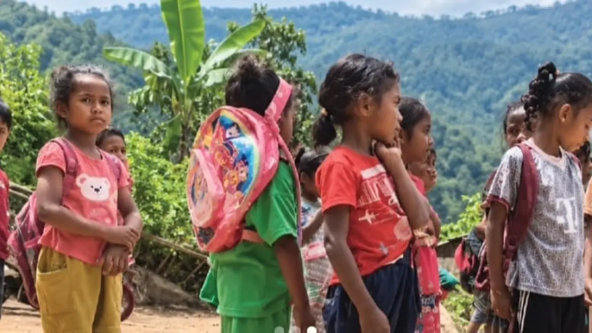 Guru bersama wali murid SDN Ai Wuat, Kabupaten Sikka, NTT membangun ruang belajar darurat bersama.(Instagram @cretivox)