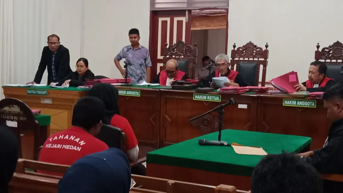 JASAD: Siti Aisah terdakwa pembuang jasad bayi menjalani sidang putusan di PN Medan, Kamis (10/9/2026) sore. (Dok: Gusman/Sumut Pos)
