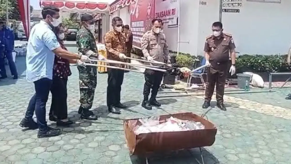 Kejari Labusel Alexander Zaldi SH.MH bersama Pejabat Pemkab serta Pihak Polres dan Danramil Kotapinang melaksanakan pemusnahan barang bukti. (Khairuddin/Sumut Pos)
