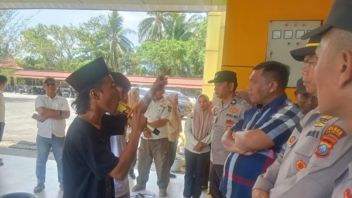 Ketua DPRD PALUTA Mula Rotua Siregar, S.Sos, saat mendengar aspirasi dari salah satu Mahasiswa dikantor DPRD PALUTA, Kamis 10 September 2026. (Mitra Harahap/Sumut Pos)