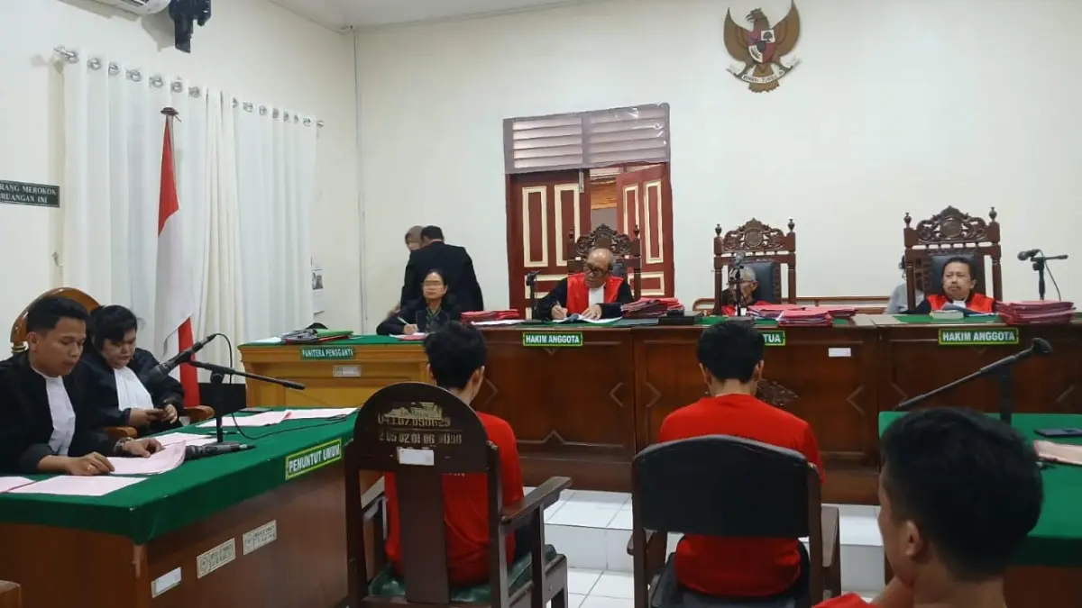 PEMBUNUHAN: Dua mahasiswa menjalani sidang dakwaan kasus pembunuhan di PN Medan, Kamis (10/9/2026). (Dok: Gusman/Sumut Pos)