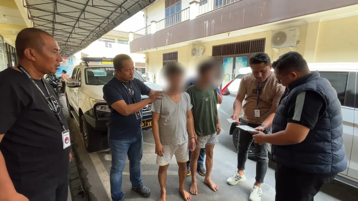 SABU: Petugas mengamankan dua pengedar sabu sabu setelah keduanya mencoba melarikan diri melalui atap rumah warga. (Dok: Polrestabes Medan)
