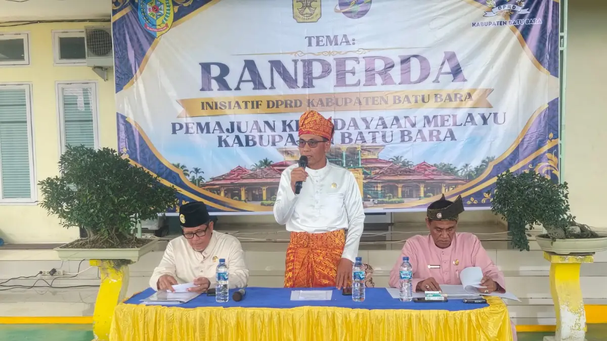 Ketua DPRD Batubara M Safii, didampingi Wakil Ketua DPRD Batubara Tengku Rodial dan Wakil  Wakil Ketua Bapemperda DPRD Batu Bara Nafiar,, saat digelar hearing dialog dan konsultasi publik terkait Ranperda inisiatif DPRD Batu Bara tentang Pemajuan Kebudayaan Melayu Batu Bara yang digelar di Aula Kemenag Batu Bara, Lima Puluh, Jumat (11/9/2026). (Liberti H Haloho)