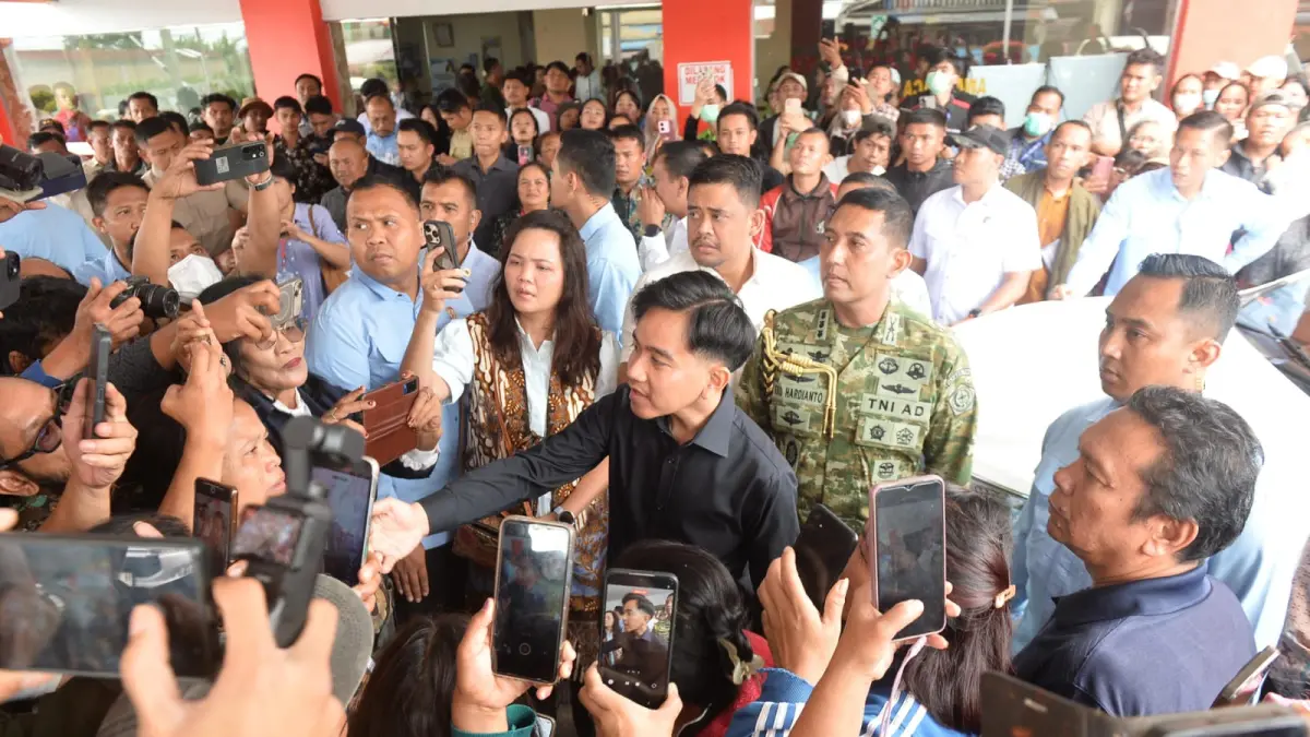 MBG: Gubernur Sumatera Utara (Sumut) Bobby Nasution mendampingi Wakil Presiden RI Gibran Rakabuming mengunjungi Korban keracunan MBG di Rumah Sakit Efarina Etaham dan Rumah Sakit Amanda Jalan Lintas Desa Raya Kabupaten Karo, Jumat (11/9/2026. (Foto : Diskominfo Provsu)
