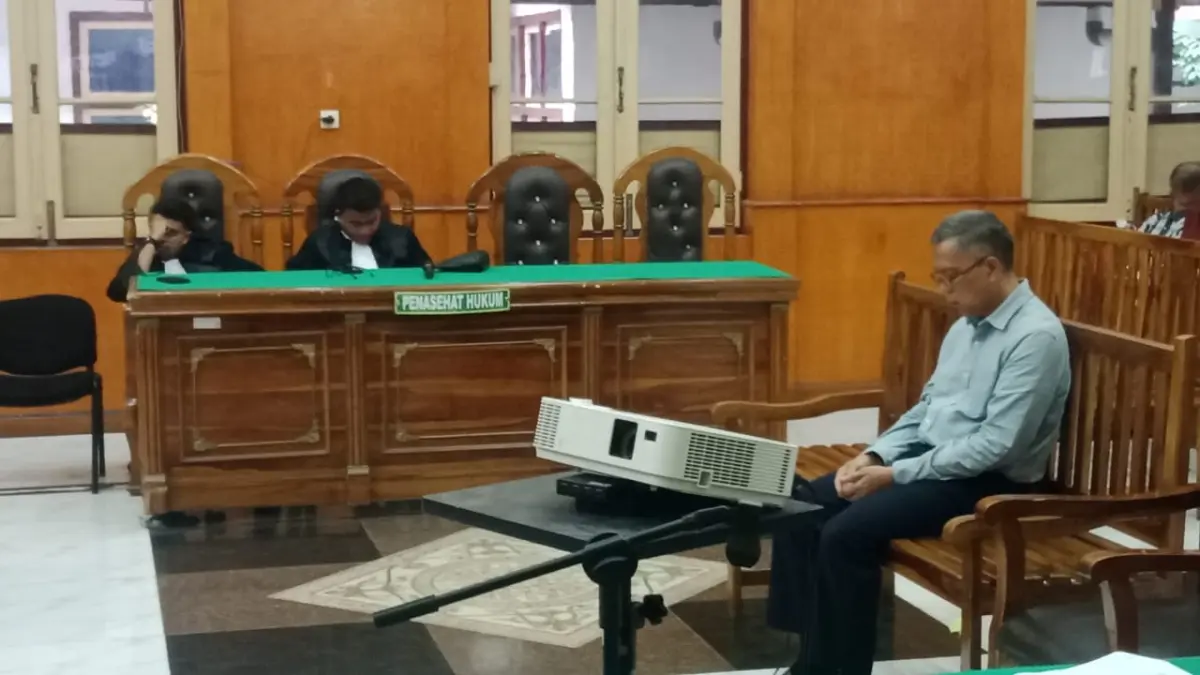 DIREKTUR: Mantan Direktur Pelaksana PT Inalum, Oggy Achmad Kosasi menjalani sidang putusan di Pengadilan Tipikor Medan, Jumat (11/9/2026) petang. (Dok: Gusman/Sumut Pos)