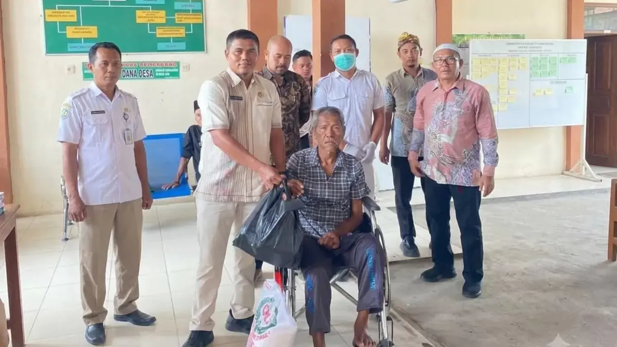 Dua Lansia terlantar di Padang Lawas, dikembalikan Dinas Sosial Padang Lawas kepada keluarga, Kamis (10/9). (Mitra Harahap/Sumut Pos)
