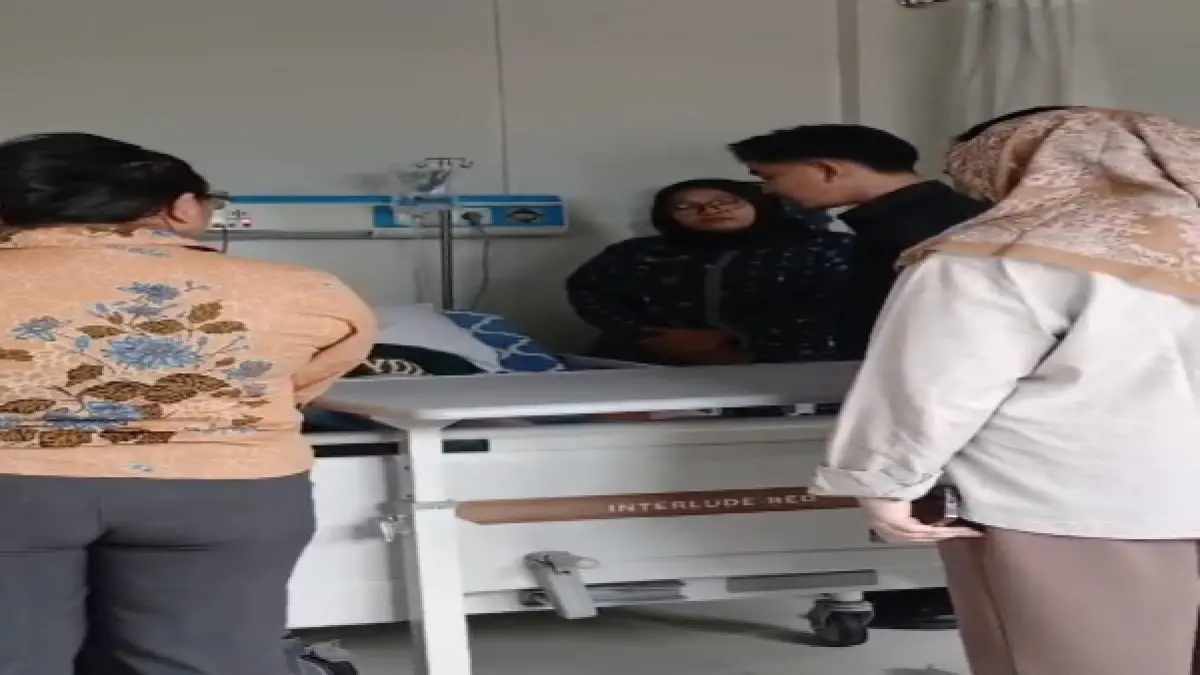 Gibran menjenguk Febiola br Purba di RS Efarina Berastagi. (Solideo/Sumut Pos)