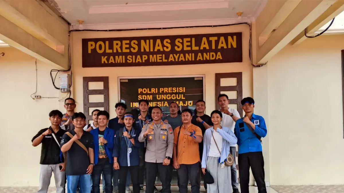 Kapolres Nisel didampingi Wakapolres, Kasat intelkam dan Kasat Sabhara berfoto bersama dengan GMKI Cabang Teluk Dalam usai pertemuan. (Eriusman Duha/Sumut Pos)