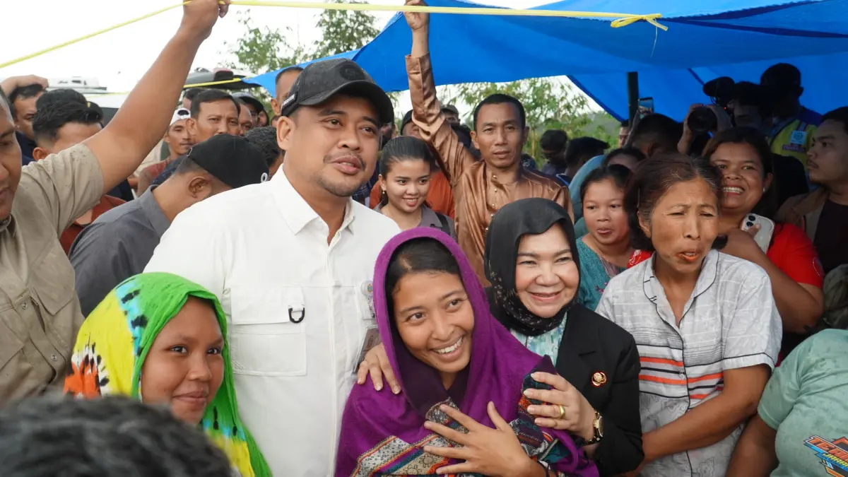 Plt Bupati Langkat, Tiorita br Surbakti dan Gubernur Bobby Nasution foto bersama dengan masyarakat.