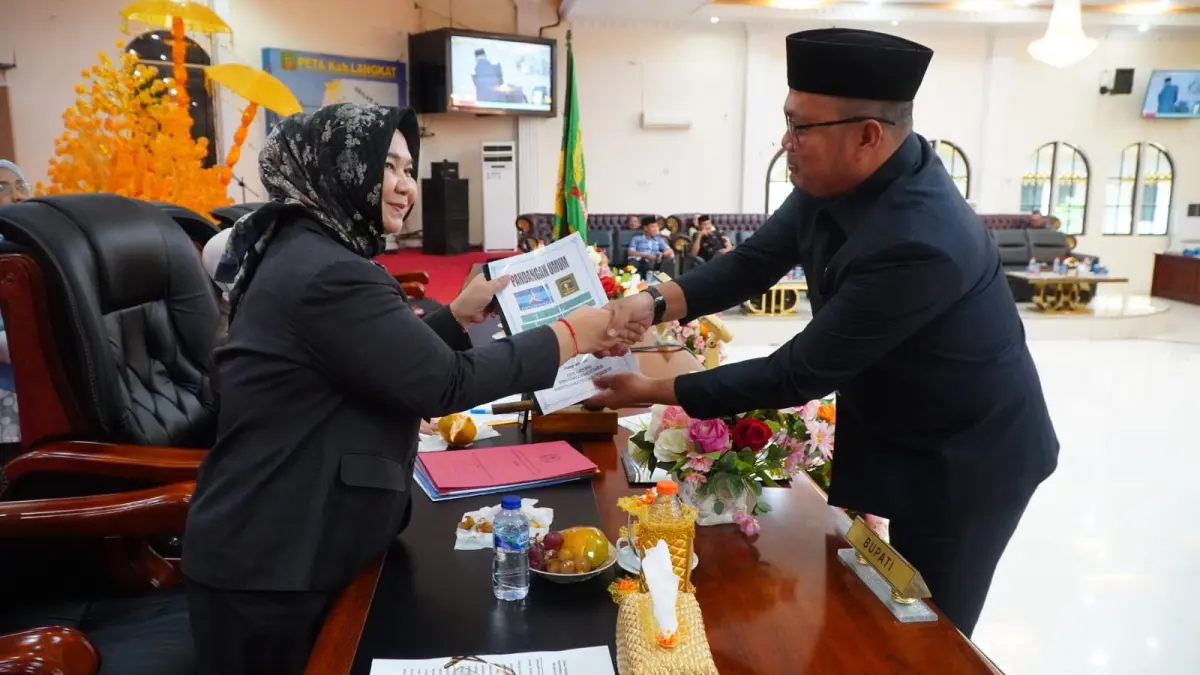 
Plt Bupati Langkat, Tiorita br Surbakti saat menerima pandangan fraksi atas Perubahan APBD tahun 2026. (Diskominfo Langkat/Sumut Pos)