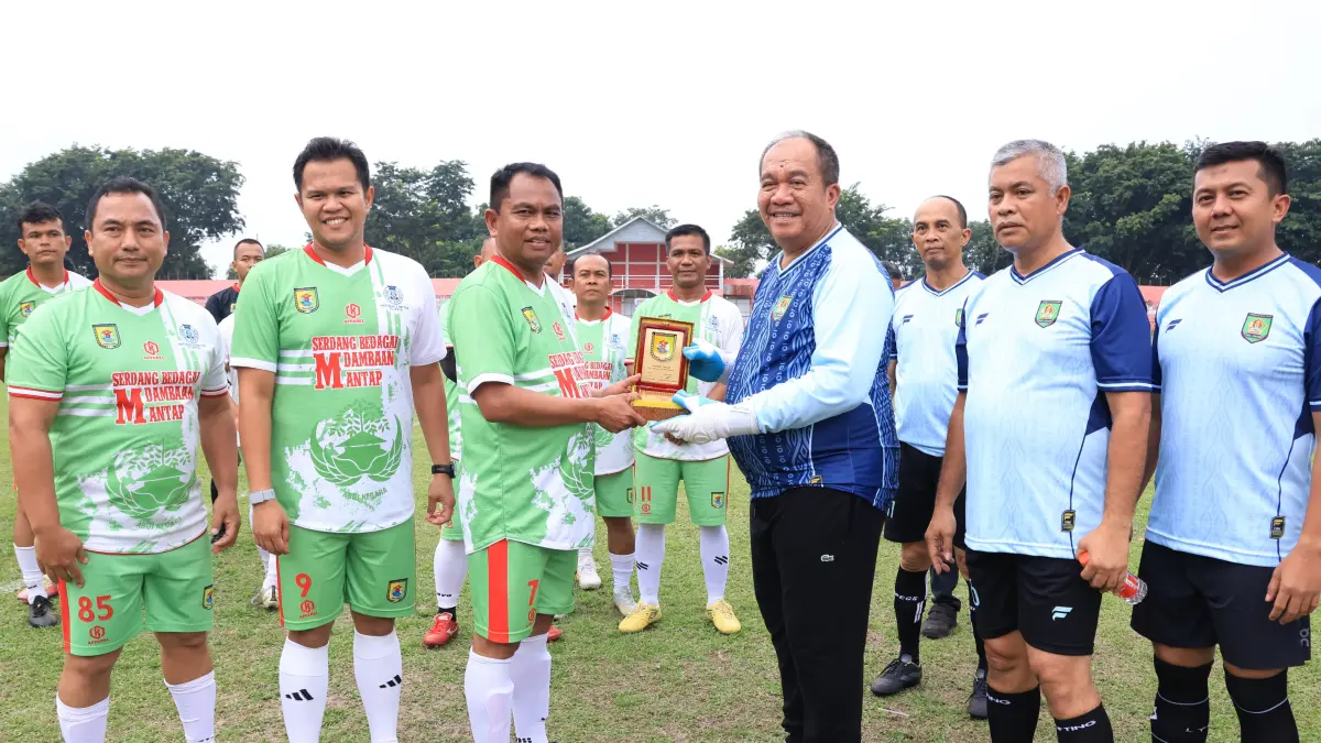 LAGA: Bupati Sergai Darma Wijaya menyerahkan cendera mata kepada Bupati Asahan Taufik Zainal Abidin sebelum laga eksebisi sepak bola antara Tim Korpri Dambaan Sergai vs Forkopimda Asahan di Stadion Mutiara Kisaran, Jumat (11/9/2026). (Dok: Fadli/ Sumut Pos)