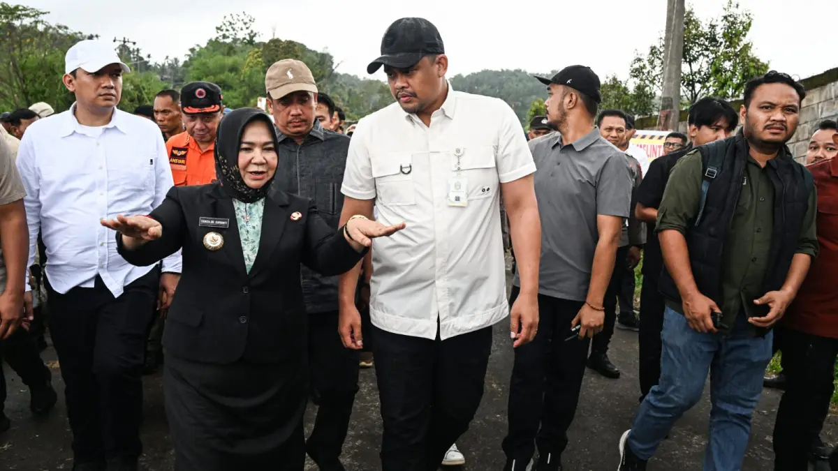 RUAS: Gubsu Bobby Afif Nasution, beserta OPD terkait serta Bupati Langkat Tiorita Br. Surbakti, meninjau ruas jalan Pamah Semilir (Alternatif Berastagi-Langkat) yang amblas akibat tergerus oleh curah hujan beberapa Waktu lalu, di Desa Telagah, Kabupaten Langkat, Jumat (11/9/2026).(Dok : Diskominfo Sumut)