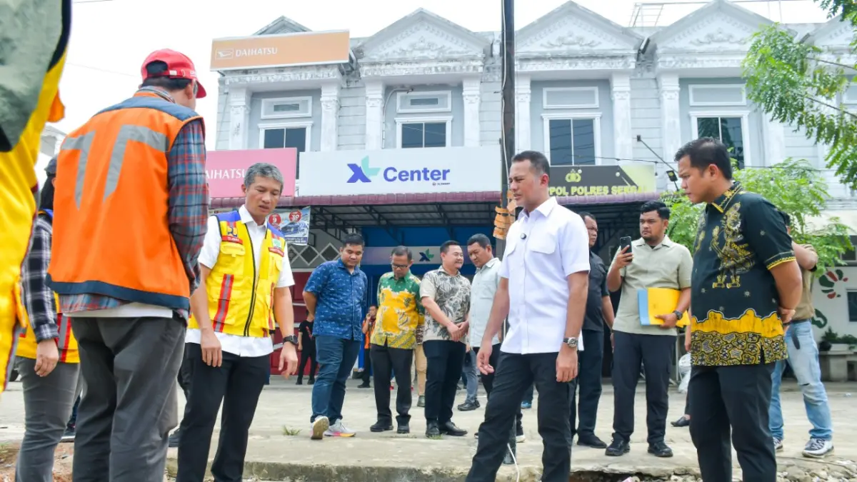 Anggota Komisi V DPR RI Musa Rajekshah meninjau proses pelebaran jalan serta penambahan jalur pada infrastruktur Jalan Nasional di Sei Rampah, Kabupaten Serdang Bedagai, Sabtu (12/9). (ist)