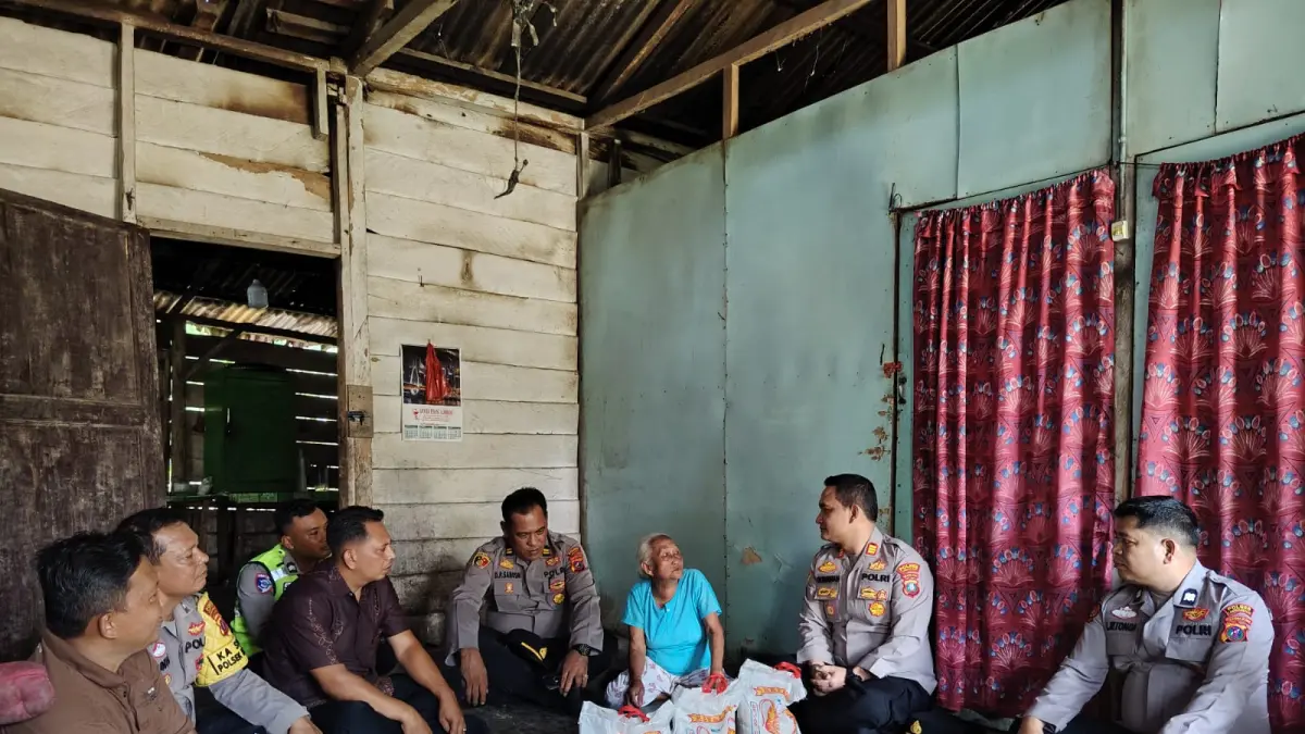 BANTUAN; Polsek na IX-X Salurkan bantuan Untuk Lansia di Desa Sei Raja. (Dok: Indra/Sumut Pos)