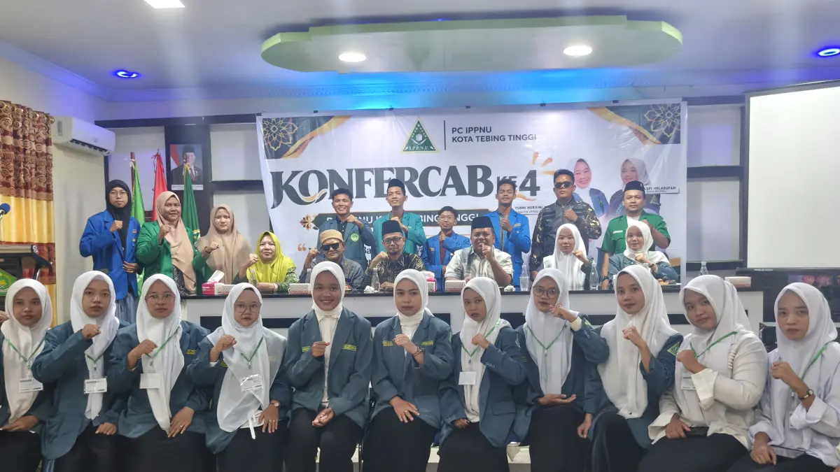BERSAMA: Pengurus dan kader PC IPPNU Kota Tebingtinggi foto bersama usai pembukaan Konferensi Cabang (Konfercab) ke-4 di Aula Kantor Kementerian Agama Kota Tebingtinggi, Sabtu (12/9/2026). (Dok: Azan Purba/Sumut Pos)