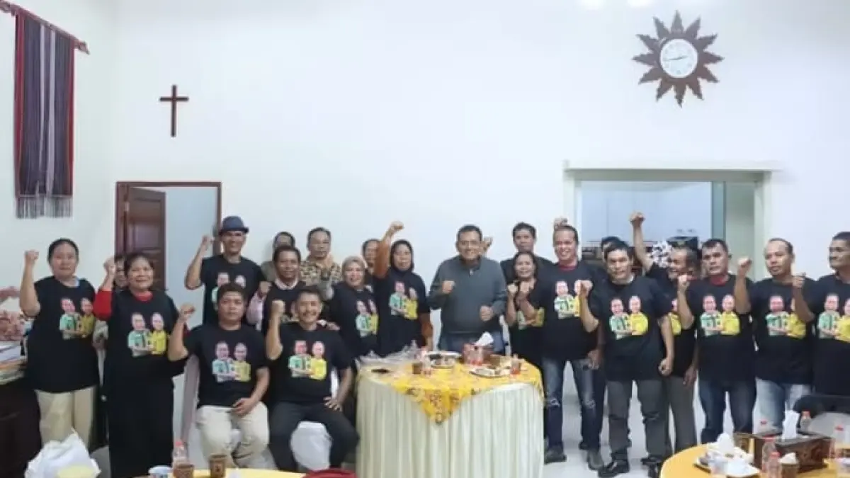 ILP: Bupati Dairi, Vickner Sinaga diabadikan bersama perwakilan pedagang usai bahas kenaikan ILP Sidikalang di pendopo Bupati, Jumat (11/9/2026). (Dok: Rudy Sitanggang/ Sumut Pos)
