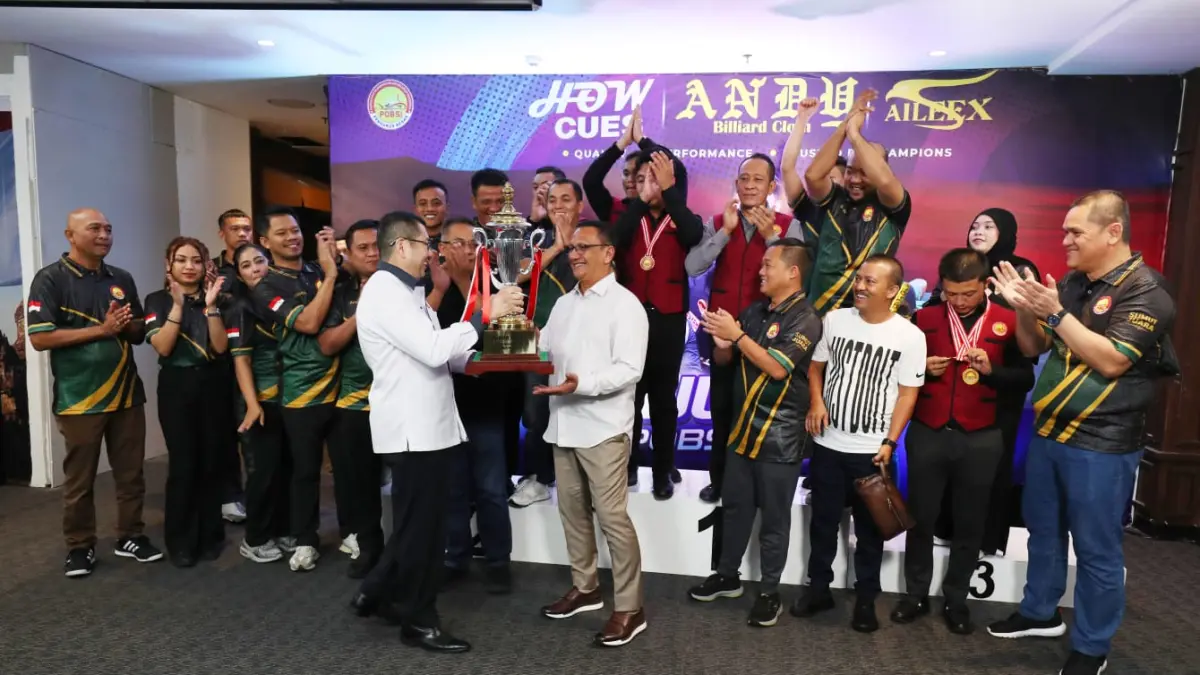 JUARA UMUM: Ketua Umum PB POBSI, Hary Tanoesoedibjo menyerahkan trofi Juara Umum kepada Ketua POBSI Sumatera Utara HM Hidayat Batubara. (Dok POBSI Sumut)