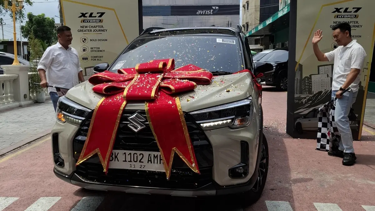 LEPAS: Branch Manager TSA Adam Malik Yudi bersama jajarannya saat melepas mobil konsumen yang membeli Suzuki XL7 terbaru di Kota Medan. (Dok: TSA Adam Malik)