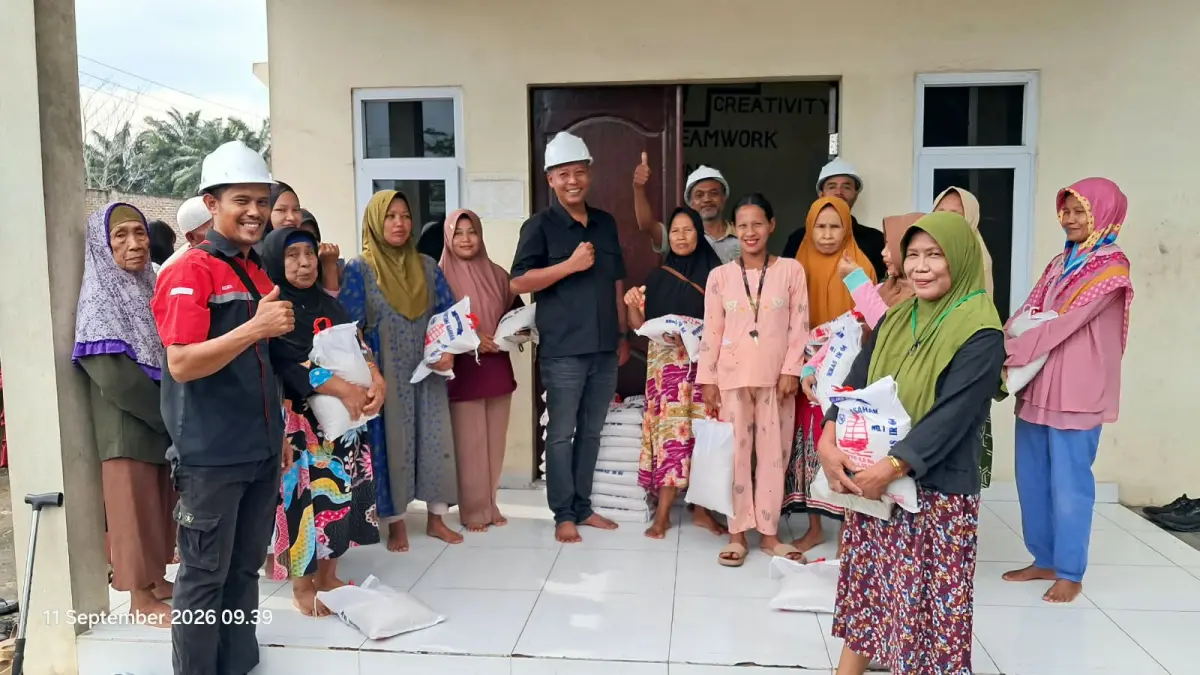 PAKET: Manager PT SAS Dedi Arisandi didampingi Humas Mulkan saat membagikan paket beras kepada 75 warga Dusun Tanjung Mulia yang berada di sekitar perusahaan pada Jumat (11/9/2026). (Dok: Liberti Haloho/Sumut Pos)