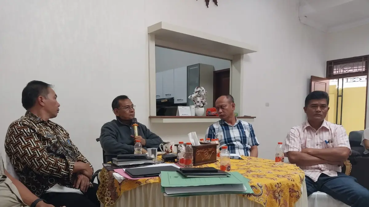 PEDAGANG: Bupati Dairi, Vickner Sinaga didampingi sejumlah pejabat saat bertemu perwakilan pedagang pasar Sidikalang di rumah dinas Bupati, Jumat (11/9/2026). (Dok: Rudy Sitanggang/Sumut Pos)