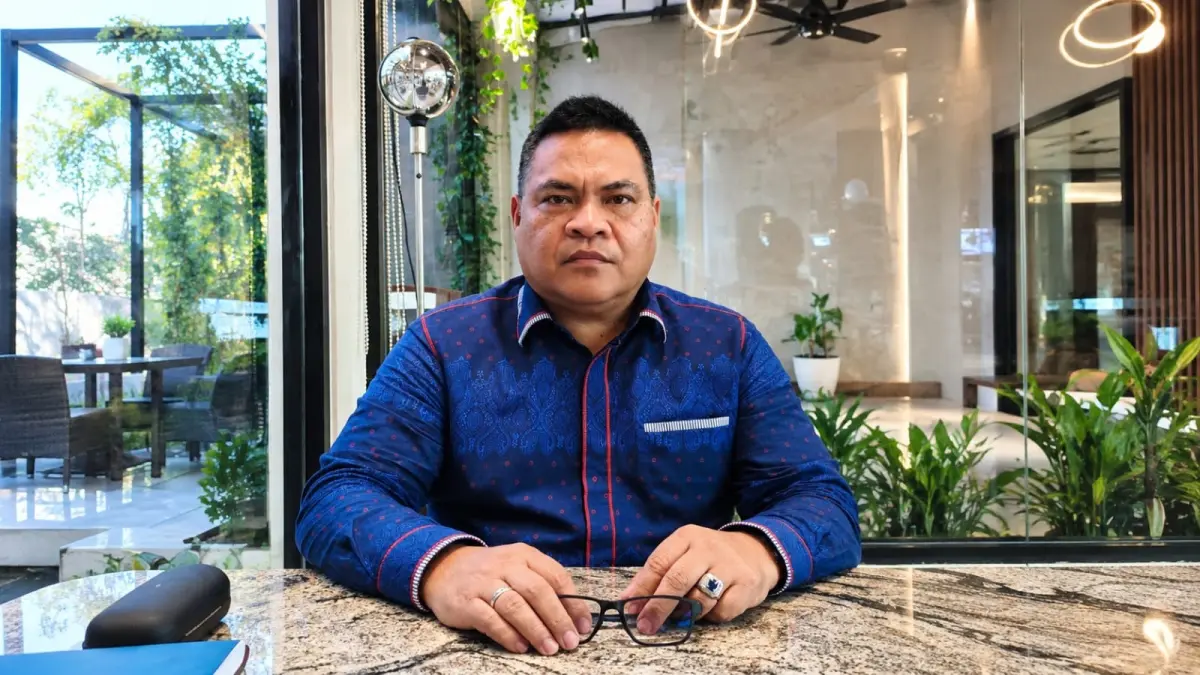 PEMALSUAN: Dr Hasrul Benny Harahap SH MHum selaku kuasa hukum Dhody Thahir, memberikan keterangan terkait kasus dugaan pemalsuan surat, Sabtu (12/9/2026). (Dok: Gusman/Sumut Pos)