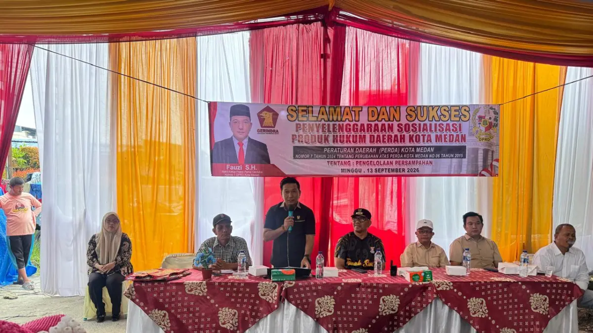 Wakil Ketua Fraksi Gerindra DPRD Kota Medan, Fauzi SH, saat menggelar Sosialisasi Peraturan Daerah (Perda) Nomor 7 Tahun 2024 tentang Pengelolaan Persampahan di Jalan Tapian Nauli, Kecamatan Medan Kota, dan Jalan Puri, Kecamatan Medan Area, Minggu (13/9/2026). (Markus Pasaribu/Sumut Pos)