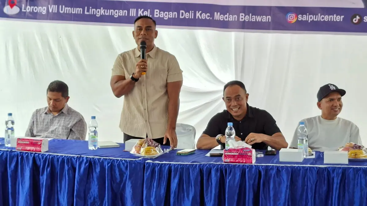 Sekretaris Fraksi Partai NasDem DPRD Kota Medan, Saipul Bahri saat Sosialisasi Peraturan Daerah (Perda) Kota Medan Nomor 3 Tahun 2021 tentang Penyelenggaraan Administrasi Kependudukan Kota Medan di Lorong VII Umum, Lingkungan III, Kelurahan Bagan Deli, Kecamatan Medan Belawan, Minggu (13/9/2026).(MARKUS PASARIBU/SUMUT POS)