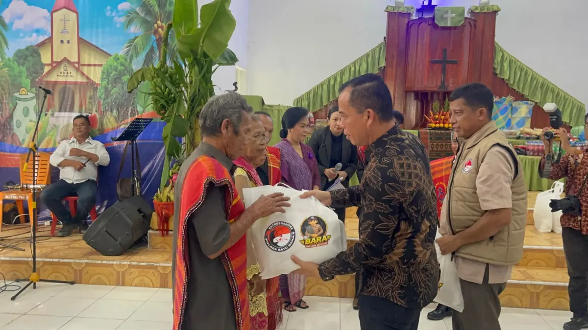 Kasat Resnarkoba Polres Batu Bara AKP Arifin Purba, S.H., M.H.  mendampingi KBO Satresnarkoba IPDA A. Murphi Sitinjak, S.H., Ps. Kaurmintu Satresnarkoba Brigadir Hidayat A. Rambe, S.H.saat menyambangi warga di Gereja HKBP Simpang Tao, Desa Pematang Rambai, Kecamatan Nibung Hangus, Minggu (13/9/2026). (Foto Humas Polres Batubara)