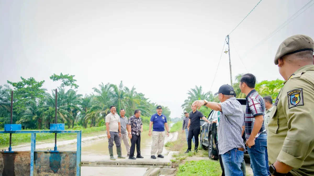 Bupati Batu Bara Dr. H. Baharuddin Siagian, S.H., M.Si., melakukan peninjauan langsung kondisi Irigasi Primer Daerah Irigasi Perkotaan yang berada di Desa Pasar 8, Kecamatan Air Putih, Sabtu (12/9/2026). (Komimfo.Batubara)