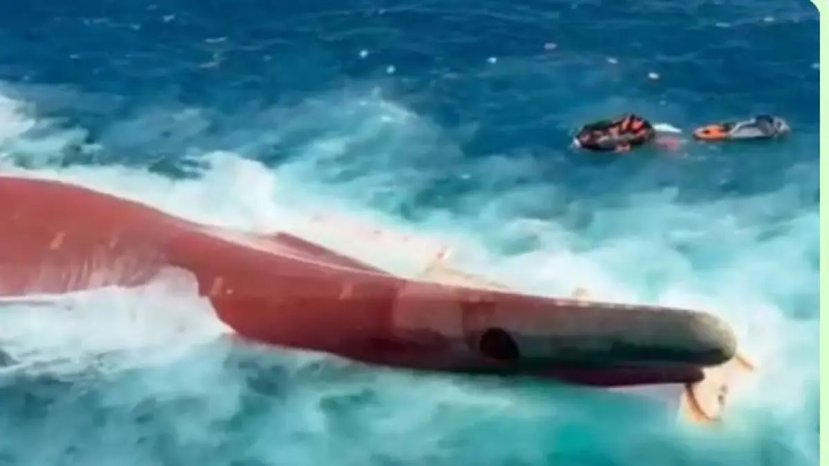 Foto udara Helikopter Basarnas perlihatkan kondisi kapal Virgo Transport 8 yang terbalik di Laut Jawa. (Basarnas/Jawapos.com)
