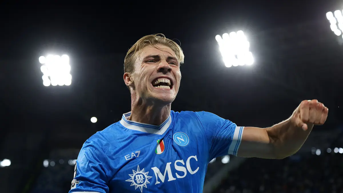 Rasmus Hojlund menjadi tumpuan Napoli saat menghadapi Bologna di Stadio Diego Armando Maradona. (football-italia)