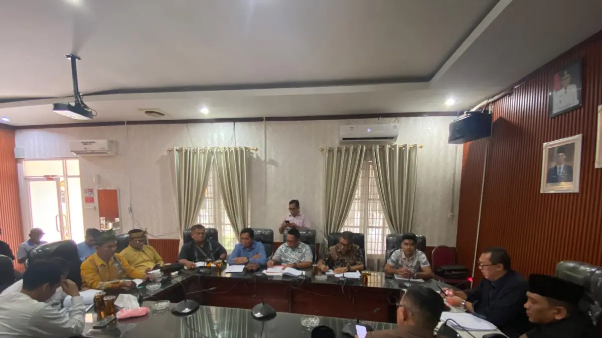 RDP Masyarakat yang diikuti Lawan Institute Sumatera Utara soal jalan dikeruk tak langsung diperbaiki di DPRD Langkat. (Istimewa/Sumut Pos)
