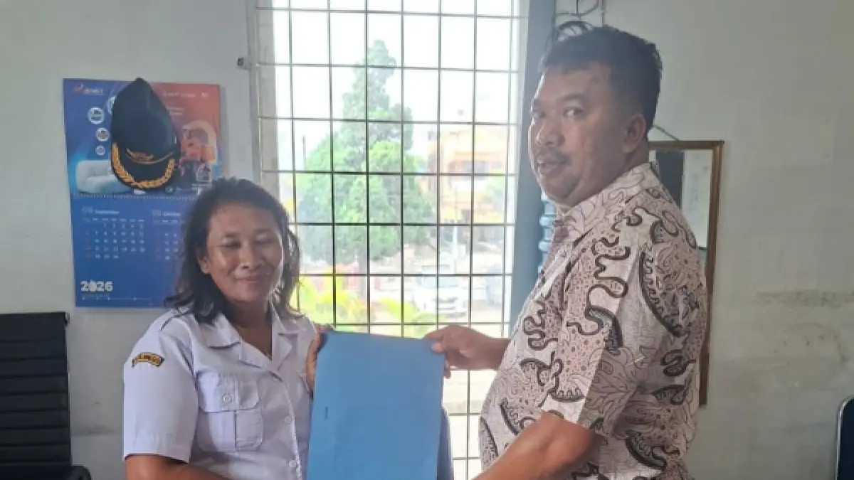 SERAHKAN:Wakil Ketua Fraksi Demokrat, Monang Sitanggang menyerahkan usulan Pansus CSR ke Semretariat DPRD Karo. (Istimewa)