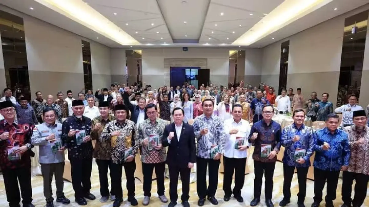 Wabup Nisel, Ir. Yusuf Nache, ST.,MM turut foto bersama dengan Ketua DPD RI Sultan Bachtiar Najamudin bersama Kepala Daerah. (IST/Eriusman Duha)