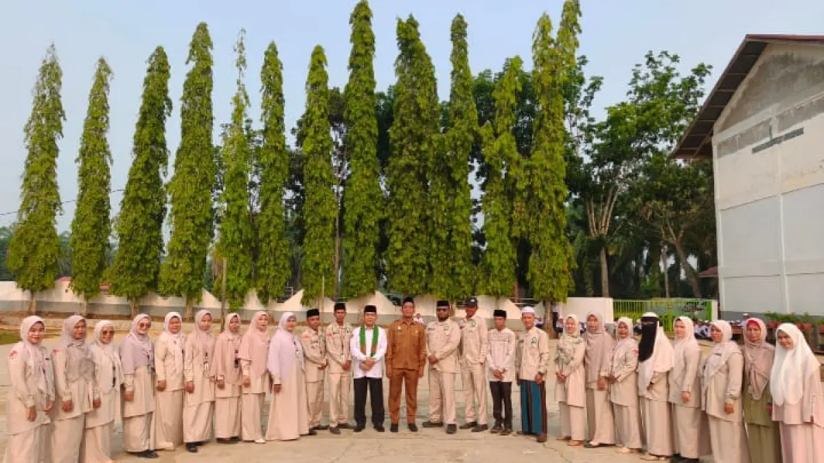Camat Aek Nabara Barumun foto bersama bersama murid Yayasan Pondok Pesantren Gunung Selamat, Senin 14 September 2026. (Mitra Harahap/Sumut Pos)