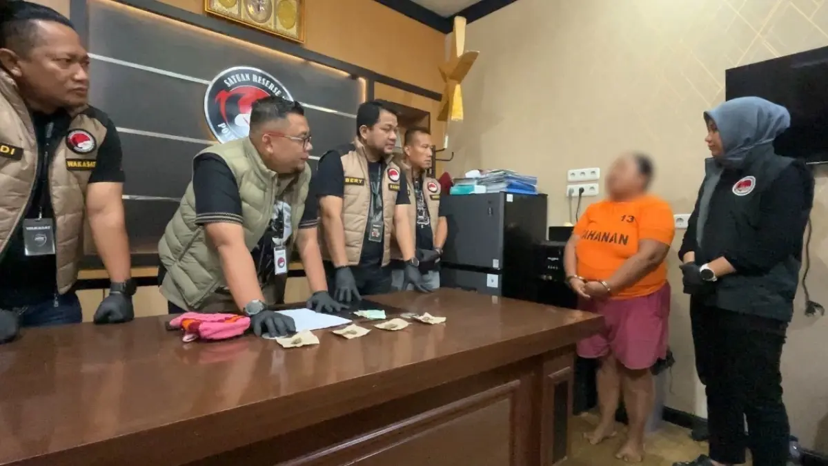 GANJA: Seorang IRT yang diamankan terkait peredaran ganja di kawasan Jalan Mesjid Taufik, Medan. (Dok: Polrestabes Medan)
