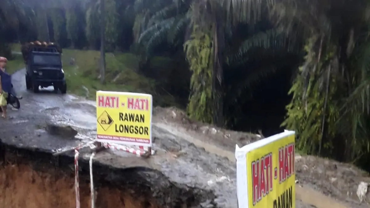 Jalan penghubung tiga desa yang longsor dan terancam putus.(Foto dari masyarakat/Sumut Pos)
