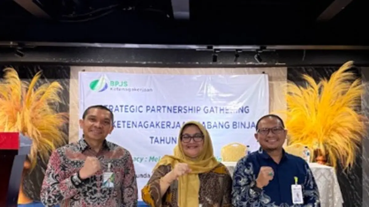 Kacab BPJS Ketenagakerjaan Binjai, Inggrid Maya Sari (tengah) foto bersama jajaran dalam kesempatan Strategic Leadership Gathering. (Humas BPJS Ketenagakerjaan Binjai/Sumut Pos)