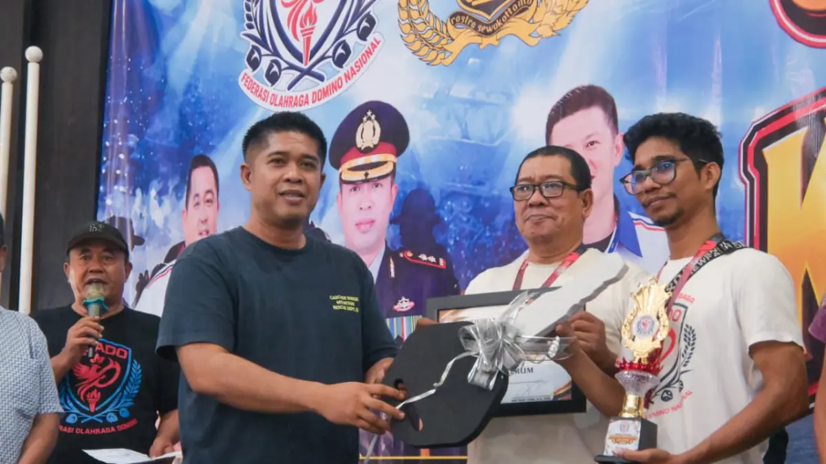 Kapolres Labusel AKBP Rosef Efendi menyerahkan hadiah simbolis kepada pemenang Orado. (Khairuddin/Sumut Pos)