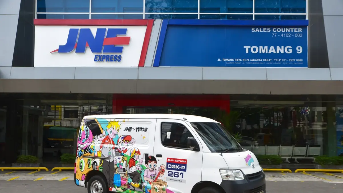 KARYA: Armada pengiriman JNE disulap menjadi galeri seni berjalan, karya visual Muklay yang ekspresif, penuh warna, dan kental dengan nuansa pop art. (Foto : JNE)