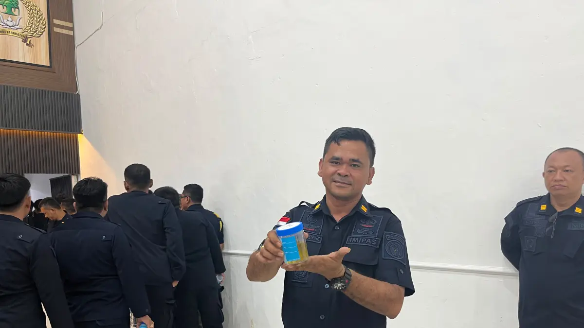 Kepala Kesatuan Pengamanan Lapas Binjai, Rudi Sembiring saat mengikuti tes urin dadakan dan hasilnya semua negatif. (Humas Lapas Binjai/Sumut Pos)