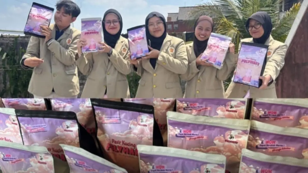 Lima mahasiswa UGM menghadirkan inovasi pengembangan pasir kucing berbahan dasar limbah ampas tebu.(Instagram @pandemictalks)