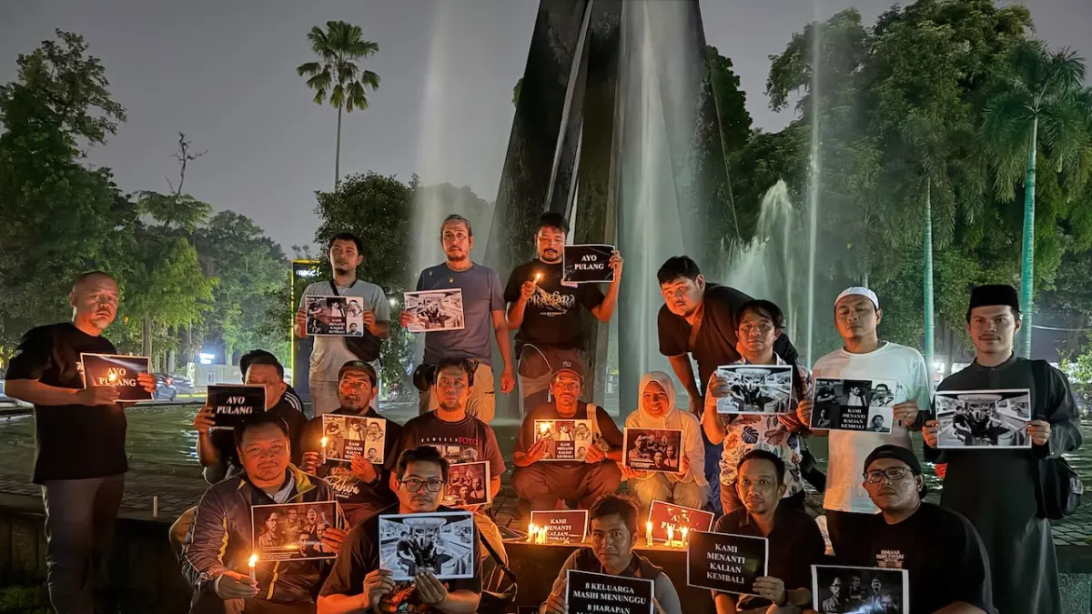 PFI Medan dan Jurnalis Kota Medan saat menggelar Doa Bersama untuk 5 Pewarta Foto yang hilang di Selat Sunda.