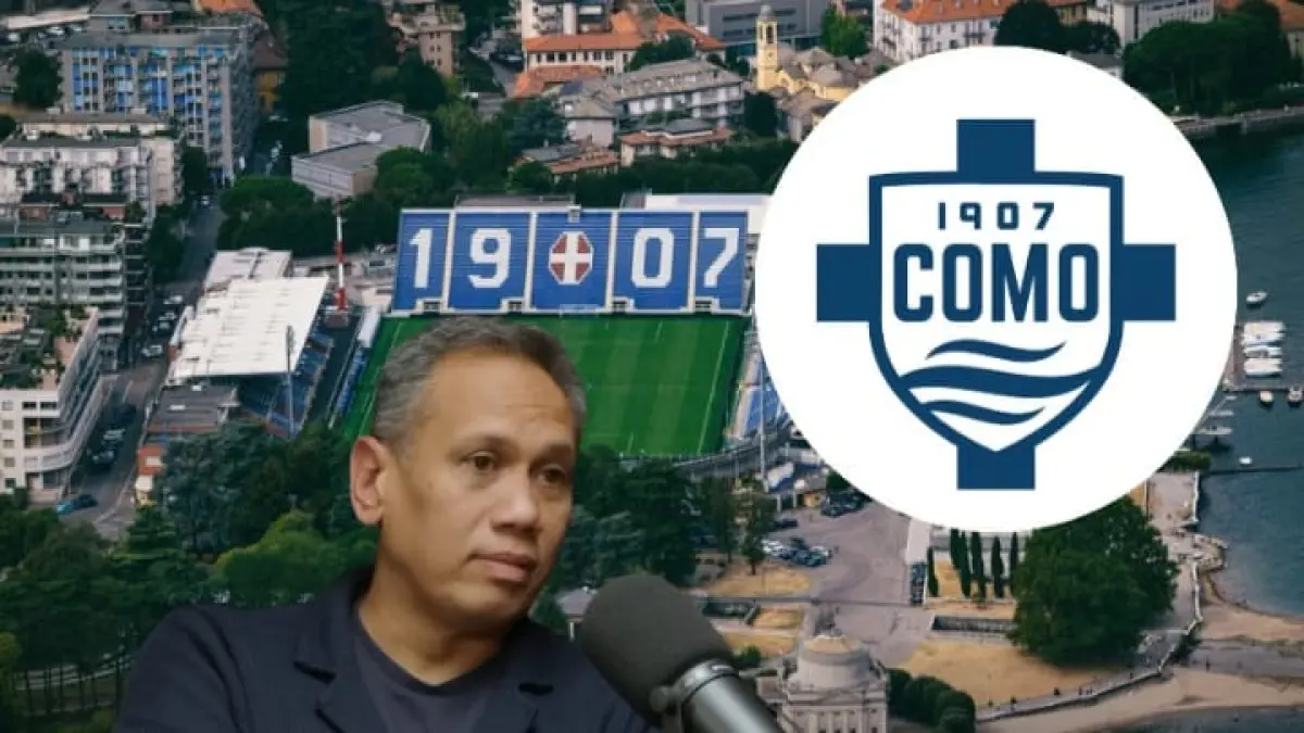 Presiden Como 1907, Mirwan Suwarso, menyerahkan kursi VIP miliknya kepada para suporter senior yang telah mengikuti perjalanan panjang Como.(Instagram @pandemictalks)