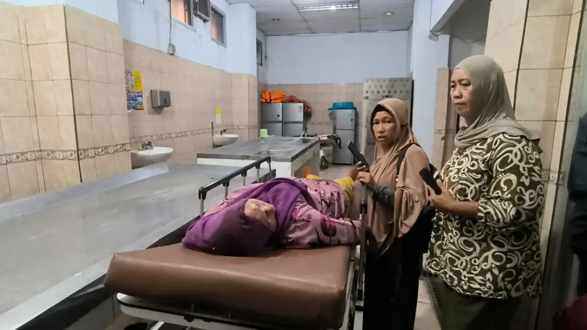 Teddy Akbari/Sumut Pos
Korban yang ditimpa dahan pohon sudah meninggal dunia ketika tiba di RSUD Djoelham