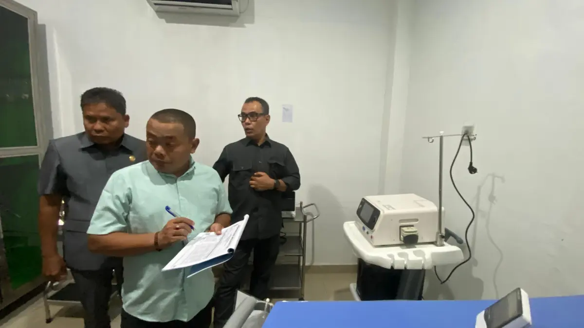 Waket DPRD Deliserdang masing-masing H. Hamdani Syahputra, Kuzu Serasi Tarigan dan Anggota Banggar DPRD Deliserdang saat laser untuk batu ginjal Rp5,33 Miliar. (Batara/Sumut Pos)