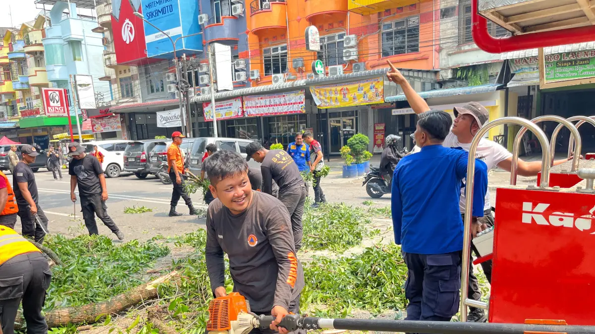 BPBD Binjai melakukan pemangkasan pohon di seputaran Lapangan Merdeka. (Teddy Akbari/Sumut Pos)