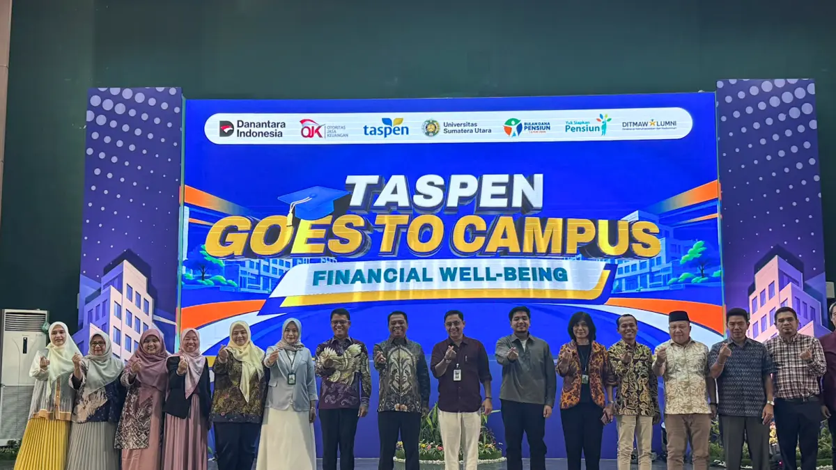 Direktur Operasional PT TASPEN (Persero), Tribuna Phitra Djaja bersama jajajaran USU dan narasumber TASPEN Goes to Campus di Auditorium USU.